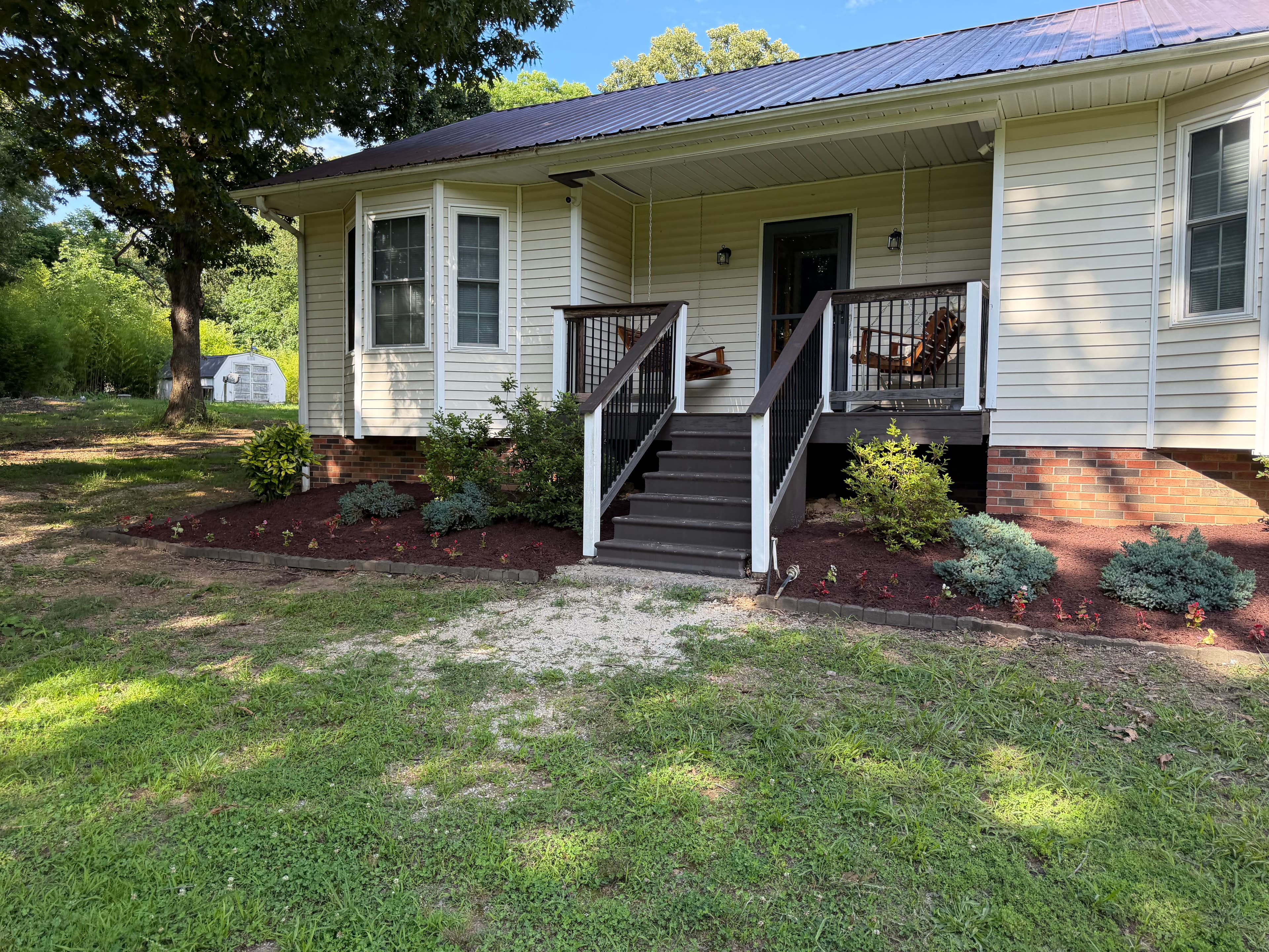 Project Fresh Mulch Install Brings This Dickson Property Back to Life image
