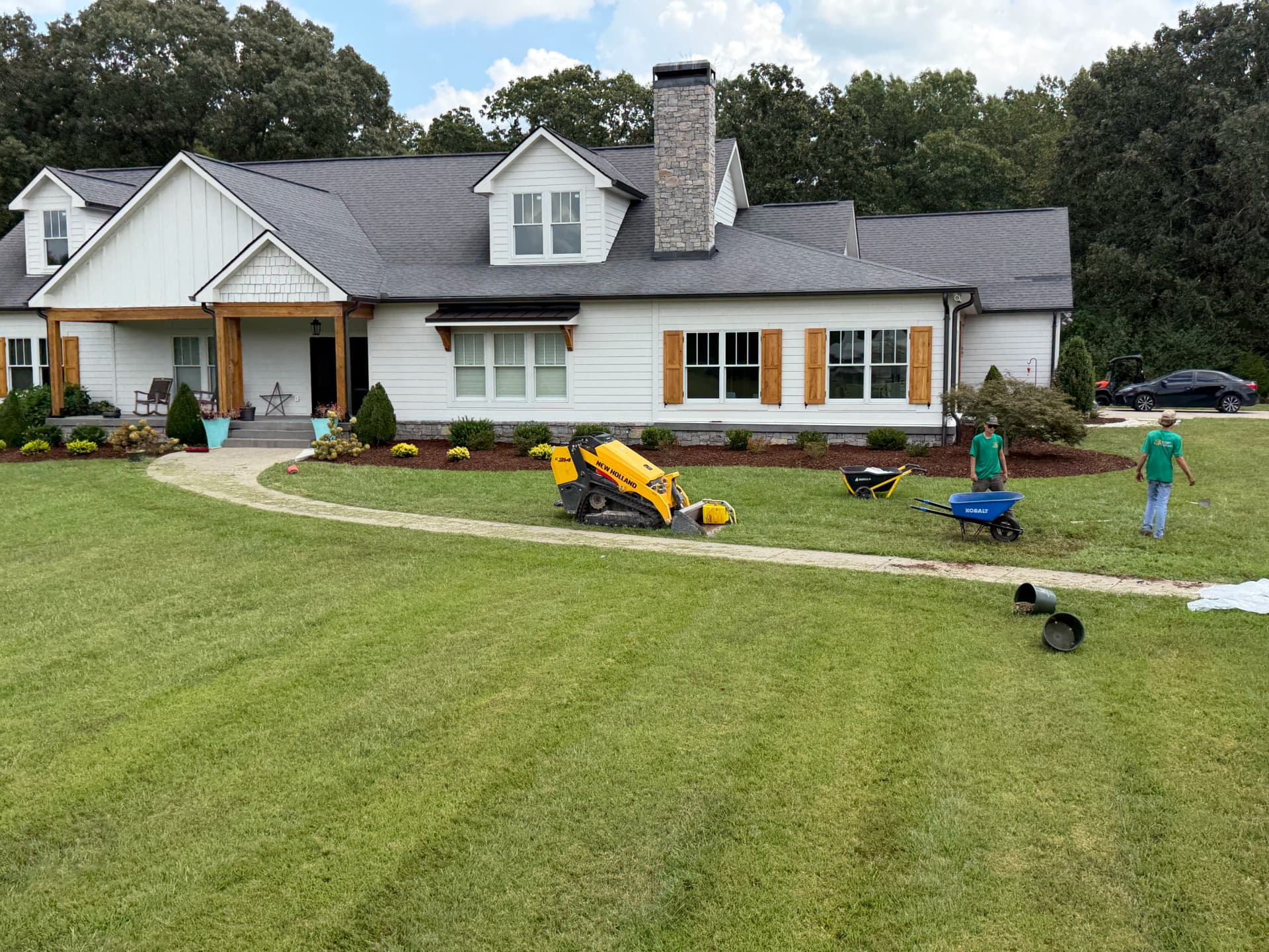 Gallery photos for Mulch Refresh and Landscape Cleanup in Dickson TN: Image #2