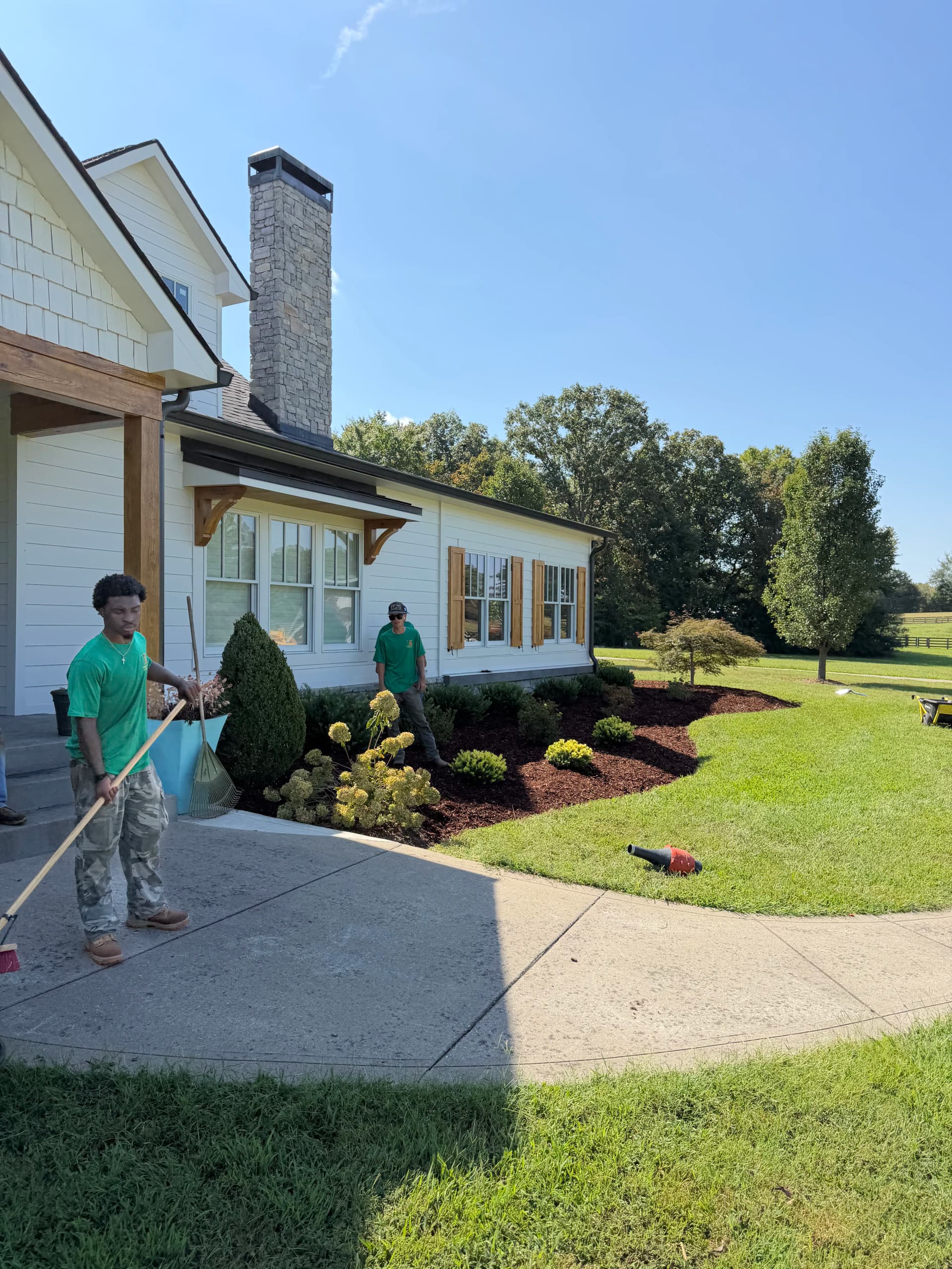 Gallery photos for Mulch Refresh and Landscape Cleanup in Dickson TN: Image #1